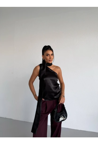 Yaka Detay Saten Bluz Siyah