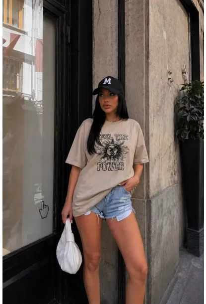 Bej Güneş Baskılı Oversize Penye T-Shirt – “The Power” Yazılı Trend Tasarım