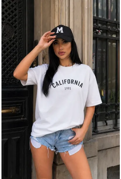 Beyaz “California 1991” Yazı Baskılı Oversize Penye T-Shirt – Minimal & Spor Şık Tasarım