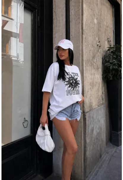 Beyaz Güneş Baskılı Oversize Penye T-Shirt – “The Power” Yazılı Trend Tasarım