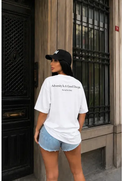 Beyaz Minimal Yazı Baskılı Oversize Penye T-Shirt – “Adversity Is A Good Discipline” Tasarım