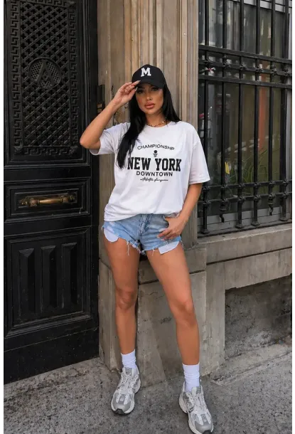 Beyaz “New York Downtown” Yazı Baskılı Oversize Penye T-Shirt – Spor & Günlük Stil Tasarım