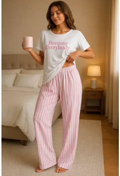 Bonjour Baskılı Kadın Uzun Pijama Takımı – Beyaz T-Shirt & Pembe Çizgili Alt