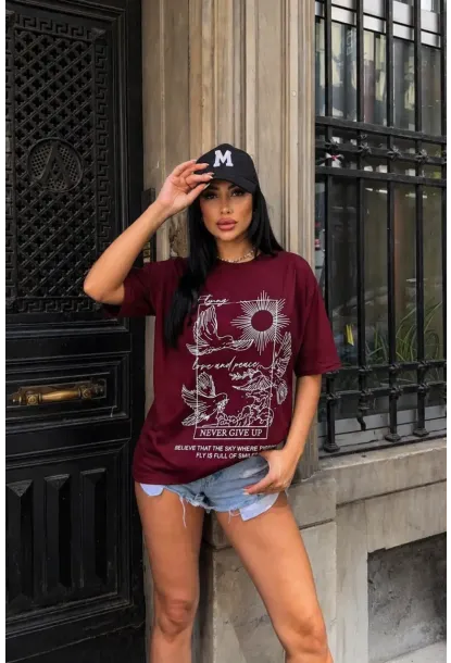 Bordo Güvercin ve Güneş Baskılı Oversize Penye T-Shirt – “Never Give Up” Yazılı Minimal Tasarım