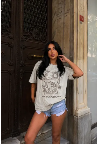 Ekru Güvercin ve Güneş Baskılı Oversize Penye T-Shirt – “Never Give Up” Yazılı Minimal Tasarım