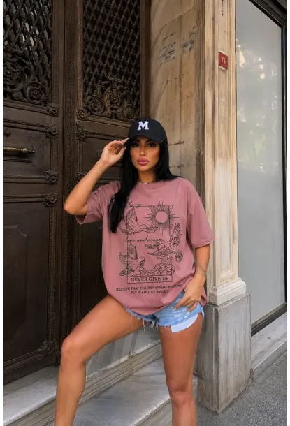 Gül Kurusu Güvercin ve Güneş Baskılı Oversize Penye T-Shirt – “Never Give Up” Yazılı Minimal Tasarım