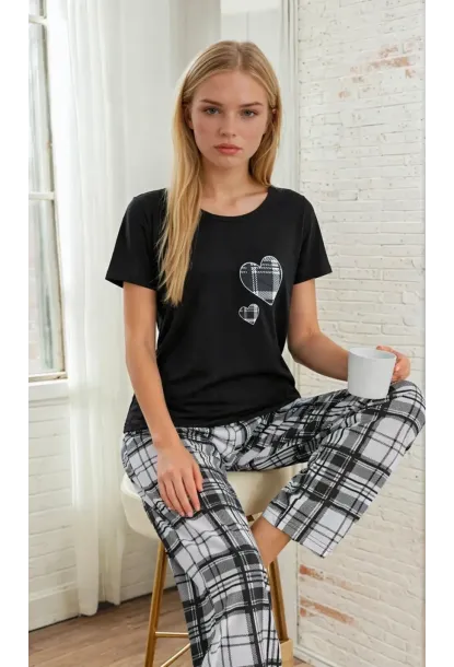 Kalp Detaylı Siyah T-Shirt & Ekose Desenli Kadın Uzun Pijama Takımı – Rahat Ev Giyimi
