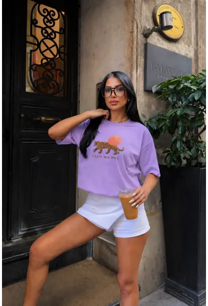 Lila Kaplan Baskılı Oversize Penye T-Shirt – “Leave Her Wild” Yazılı Modern Tasarım