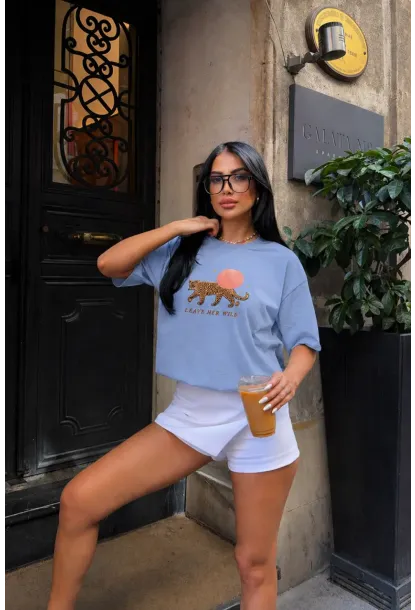 Mavi Kaplan Baskılı Oversize Penye T-Shirt – “Leave Her Wild” Yazılı Modern Tasarım