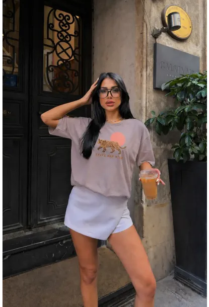 Pudra Kaplan Baskılı Oversize Penye T-Shirt – “Leave Her Wild” Yazılı Modern Tasarım