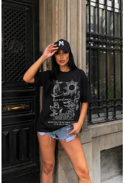 Siyah Güvercin ve Güneş Baskılı Oversize Penye T-Shirt – “Never Give Up” Yazılı Minimal Tasarım