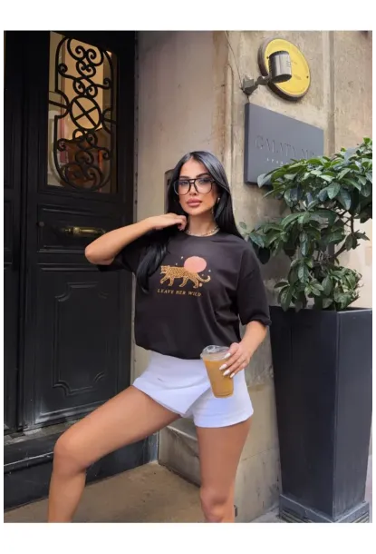 Siyah Kaplan Baskılı Oversize Penye T-Shirt – “Leave Her Wild” Yazılı Modern Tasarım