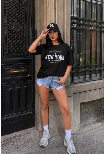 Siyah “New York Downtown” Yazı Baskılı Oversize Penye T-Shirt – Spor & Günlük Stil Tasarım