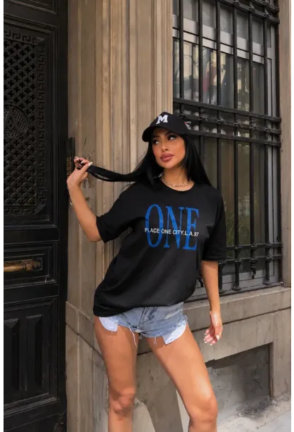 Siyah “ONE” Yazı Baskılı Oversize Penye T-Shirt – Modern Sokak Stili Tasarım