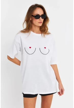 Kadın Beyaz Kalp Nakışlı T-Shirt TF76