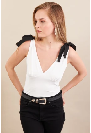 Kadın Beyaz Kontrast Fiyonklu Bluz EY3104