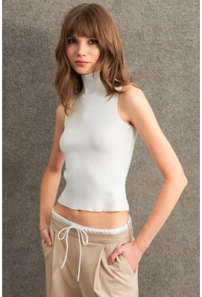 Kadın Beyaz Triko Kolsuz Bluz YV305