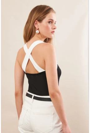 Kadın Siyah-beyaz Kontrast Askılı Bluz Ey3102