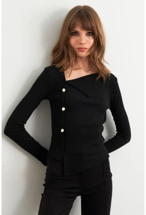Kadın Siyah Düğme Aksesuarlı Çapraz Yaka Bluz TF52
