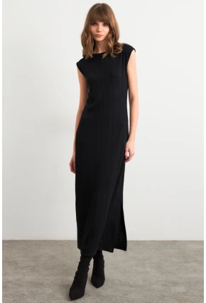 Kadın Siyah Kolsuz Yırtmaçlı Midi Elbise TF60