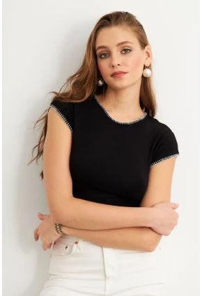 Kadın Siyah Kontrast Dikişli T-Shirt FLU766