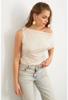 Kadın Vanilya Aksesuarlı Asimetrik Kol Bluz VA102