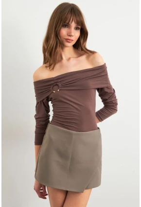 Kadın Vizon Halka Aksesuarlı Madonna Yaka Crop Bluz RLO3043