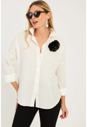 Kadın Beyaz Gül Aksesuarlı Gömlek SF2540