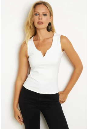 Kadın Beyaz Kolsuz Bluz EY2712