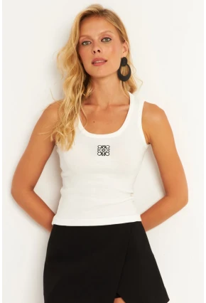 Kadın Beyaz Nakışlı Kaşkorse Bluz MK17