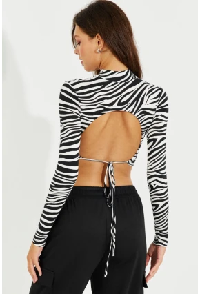 Kadın Beyaz-Siyah Sırtı Açık Zebra Desenli Crop Bluz LPP1232