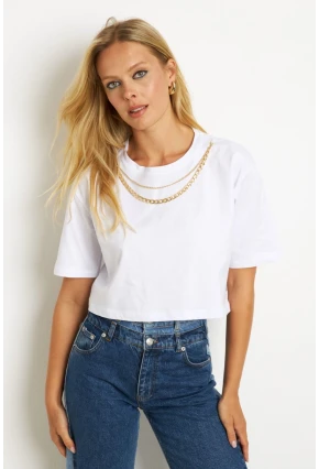 Kadın Beyaz Zincir Aksesuarlı Kısa T-Shirt HT109