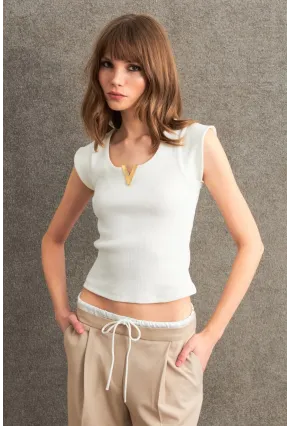 Kadın Ekru Aksesuarlı Kolsuz Bluz RLO101