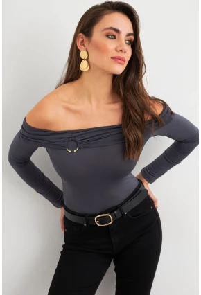 Kadın Gri Halka Aksesuarlı Madonna Yaka Crop Bluz RLO3043