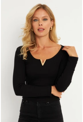 Kadın Siyah Aksesuarlı Kaşkorse Bluz RLO17