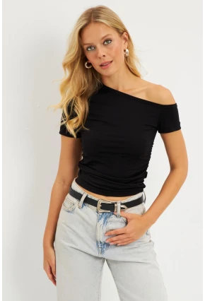 Kadın Siyah Asimetrik Yaka Büzgüllü Bluz DMR332