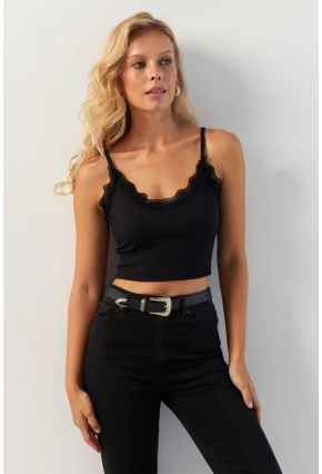 Kadın Siyah Dantel Detaylı Crop Bluz MK22