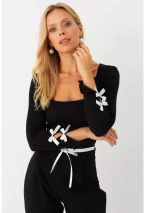 Kadın Siyah Fiyonklu Kare Yaka Crop Bluz RLO3034