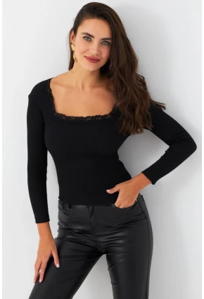 Kadın Siyah Kare Yaka Dantelli Bluz TF36