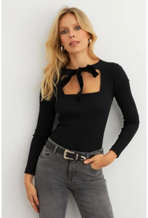 Kadın Siyah Önü Bağlamalı Kare Yaka Bluz EY3008