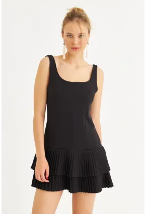 Kadın Siyah Sırt Dekolteli Fırfırlı Şortlu Mini Elbise FRY101