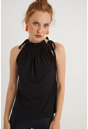 Kadın Siyah Yakası Fırfırlı Kolsuz Bluz BTH01