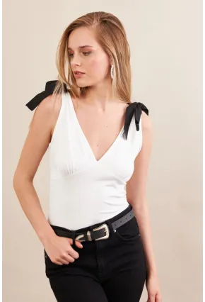 Kadın Beyaz Kontrast Fiyonklu Bluz EY3104