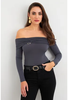 Kadın Gri Halka Aksesuarlı Madonna Yaka Crop Bluz RLO3043