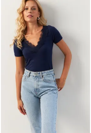 Kadın Lacivert Dantel Detaylı Bluz AYD374