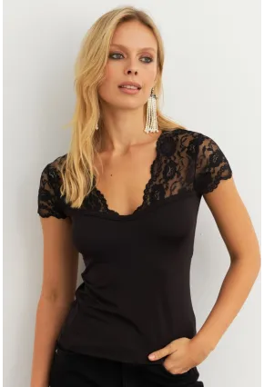 Kadın Siyah Dantelli Bluz EY3006