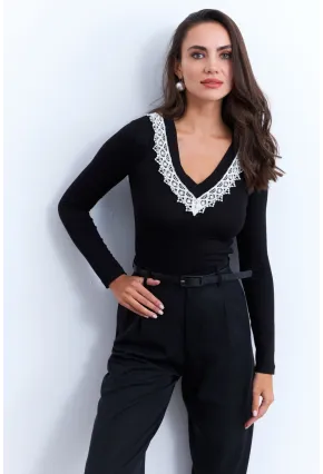 Kadın Siyah Kroşe Aksesuarlı V Yaka Bluz EY2969
