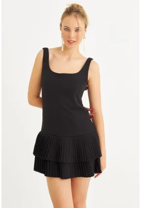 Kadın Siyah Sırt Dekolteli Fırfırlı Şortlu Mini Elbise FRY101