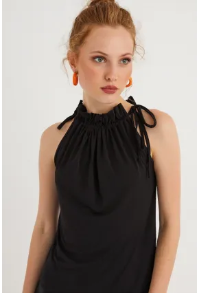 Kadın Siyah Yakası Fırfırlı Kolsuz Bluz BTH01