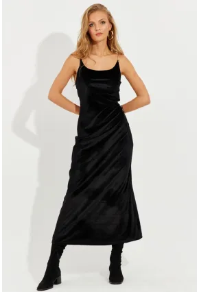 Kadın Siyah Zincir Askılı Kadife Midi Elbise B2851